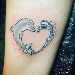 Дельфин с волной в виде сердца на голени