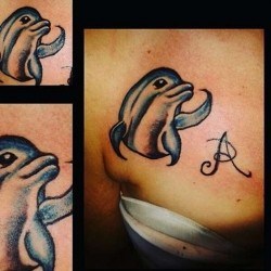 Дельфин и буква А на груди