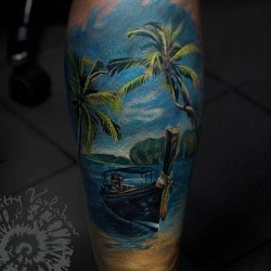Пейзаж с пальмами и лодкой  на голени (на ноге)