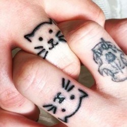 Мордочки котов  на пальцах (на руке)