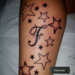 Звезды и буква F  на голени (на ноге)
