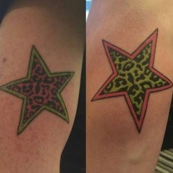 Зелено красные звезды  на плече (на руке)