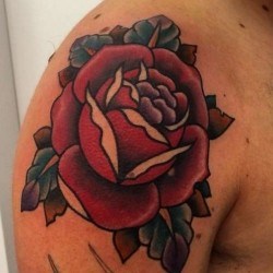 Типичная роза  на плече