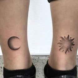Месяц и солнце  на голени (на ноге)