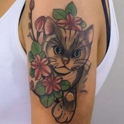 Кот в цветах  на плече (на руке)