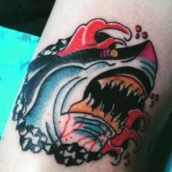 Ужасная акула  на плече (на руке)