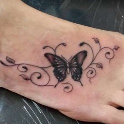 Бабочка с узором  на ступне (на ноге)
