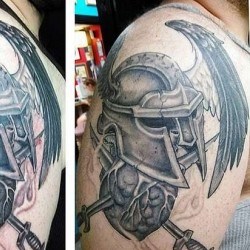 Шлем гладиатора с крыльями  на плече (на руке)