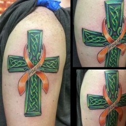 Зеленый крест с лентой  на плече (на руке)