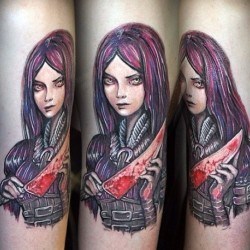Девушка с кровавым ножом  на плече (на руке)