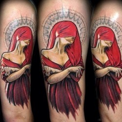 Девушка с красным платком на лице  на плече (на руке)