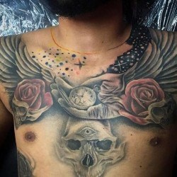 Крылья, розы и череп на груди