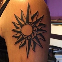 Солнце, месяц и звезда  на плече (на руке)