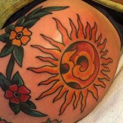 Солнце и цветы  на плече (на руке)