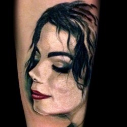 Портрет Майкла Джексона на плече