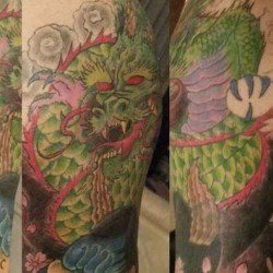 Зеленый дракон  на плече (на руке)