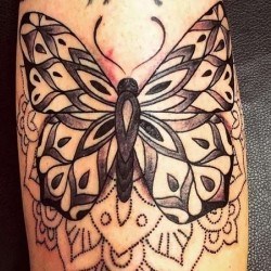 Бабочка с узорами на крыльях  на плече (на руке)