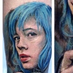 Портрет девушки с голубыми волосами  на плече (на руке)