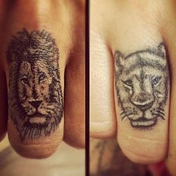 Дев и львица на пальцах