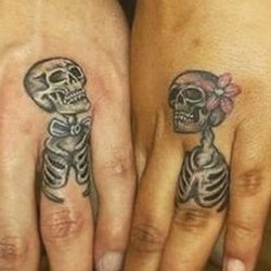 Два скелетика на пальцах