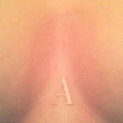 Белая буква А  на груди