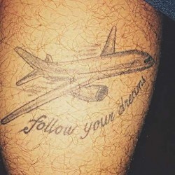 Пассажирский самолет и надпись  на голени