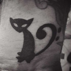 Кот и символ  на запятье (на руке)