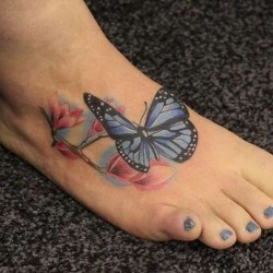 Бабочка на розовом цветке  на ступне (на ноге)