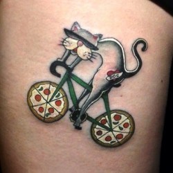 Кот на велосипеде на бедре