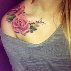 Нежный цветок розы  на плече (на руке)