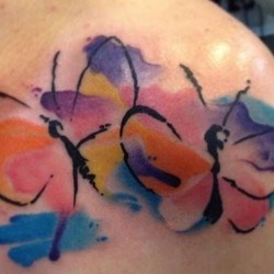 Две бабочки с разных красках  на плече (на руке)
