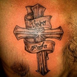 Крест с лентой и надписью на груди
