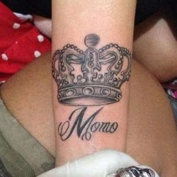 Корона и надпись Momo на запятье