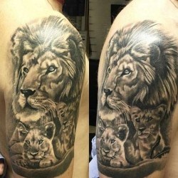 Лев и львята  на плече (на руке)