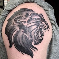 Оскал льва  на плече (на руке)