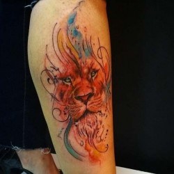 Морда льва в красках  на голени (на ноге)