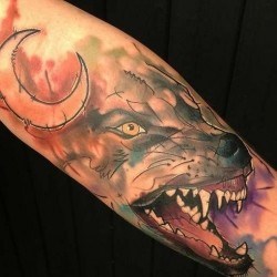 Волк с луной  на предплечье (на руке)