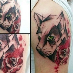 Волк и роза  на плече (на руке)