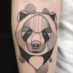 Медведь панда  на предплечье (на руке)