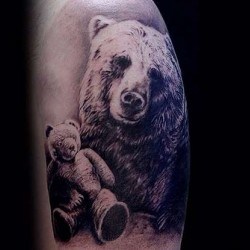 настоящий медведь с плюшевым  на плече (на руке)