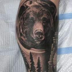 Медведь и елки  на голени (на ноге)