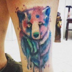 Медведь в красках  на голени (на ноге)