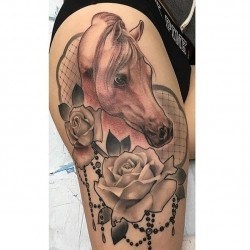Лошадь с двумя розами  на бедре (на ноге)