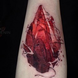 Красный кристалл под кожей  на предплечье (на руке)