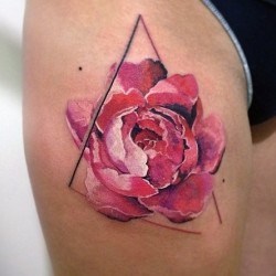 Розовая роза в треугольнике на бедре