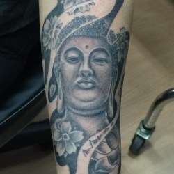Будда и цветы  на предплечье (на руке)