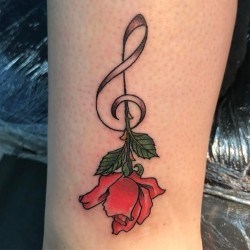 Скрипичный ключ с розой  на голени (на ноге)