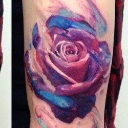 Сине-розовая роза  на плече (на руке)
