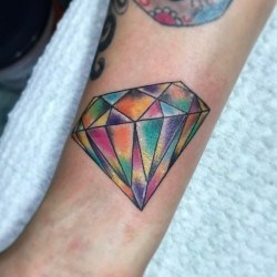 Разноцветный бриллиант  на запятье