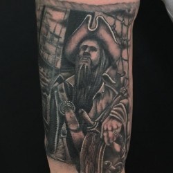 Пират с длинной бородой  на плече (на руке)